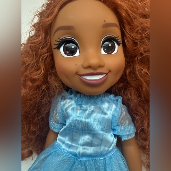 Disney Princess Singing and Styling Ariel doll - Picture 6 of 11
